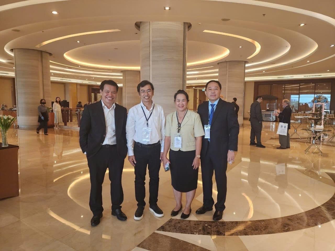 TS. Tam Trinh (thứ hai từ trái) đứng cùng ba đồng nghiệp đeo thẻ hội thảo tại sảnh khách sạn tổ chức AGBA 2024